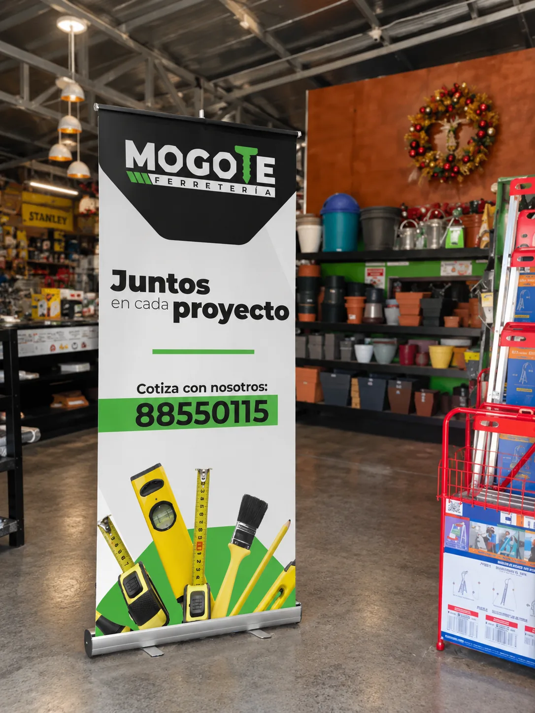 A MOGOTE roll-up banner reading “Juntos en cada proyecto” inside the store